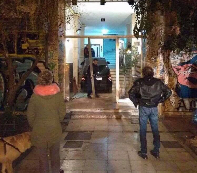 «Εισβολή»… Smart σε πολυκατοικία στα Εξάρχεια -Εξαφανίστηκαν οδηγός και συνοδηγός